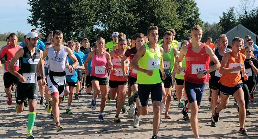 Będomin. Kilkuset biegaczy na trasie XXXIV Biegu Mazurka Dąbrowskiego