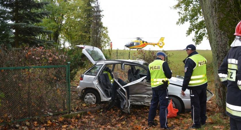 Nowa Karczma - Lubieszyn. Seat rozbił się na drzewie - trzy osoby w szpitalu