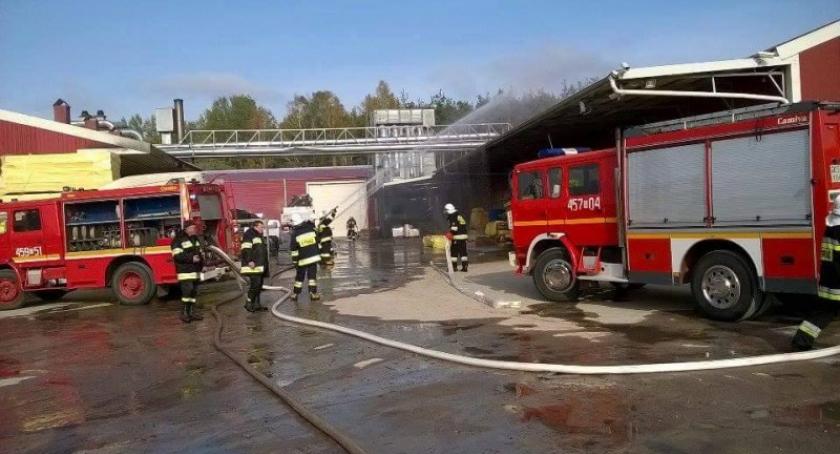 Bartoszylas. Pożar hali produkcyjnej - w akcji 70 strażaków (ćwiczenia)