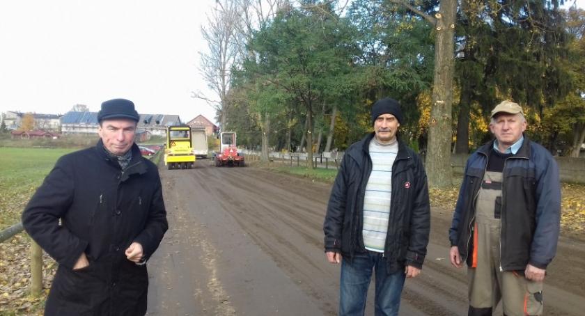 Wiele. Dojazd na przycmentarny parking utwardzony