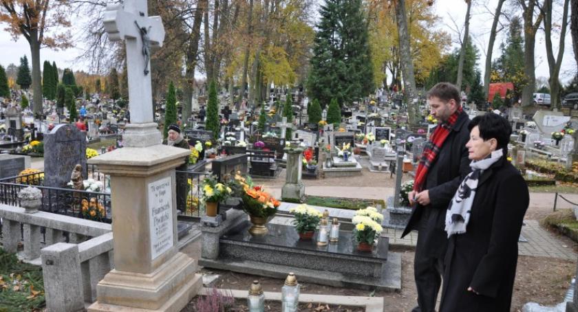 Kościerzyna. Zapalili znicze na mogiłach zasłużonych dla miasta