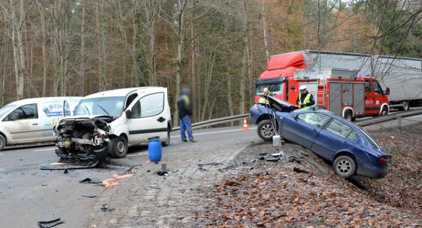 Kościerzyna. Czołowe zderzenie seata z fiatem na K20