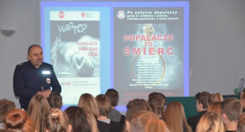 Kościerzyna. Przestrzegali młodzież przed zażywaniem narkotyków i dopalaczy