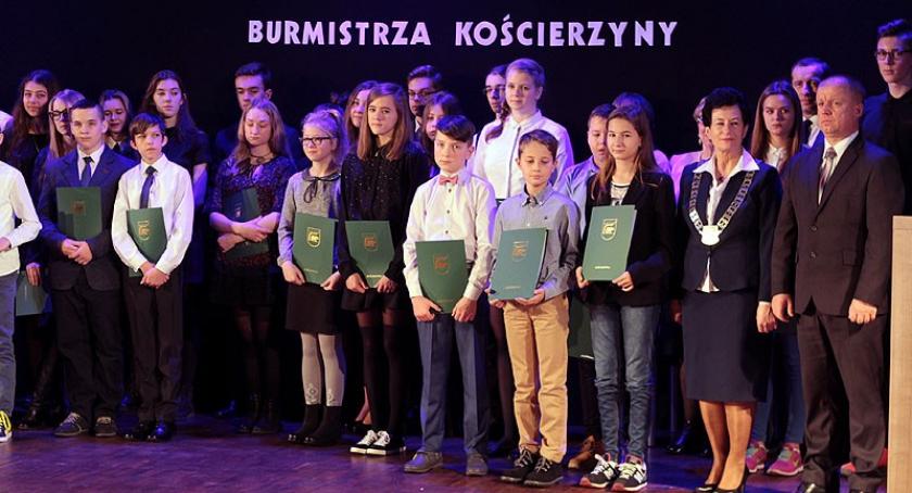 Kościerzyna. Studenci i uczniowie otrzymali stypendia naukowe