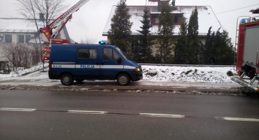 Kościerzyna. Policjanci ewakuowali matkę z synem z zadymionego budynku