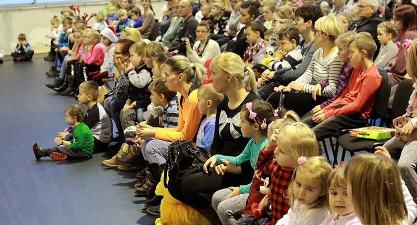 Nowa Karczma. Tłumy rodziców z dziećmi na gminnym Spotkaniu z Mikołajem