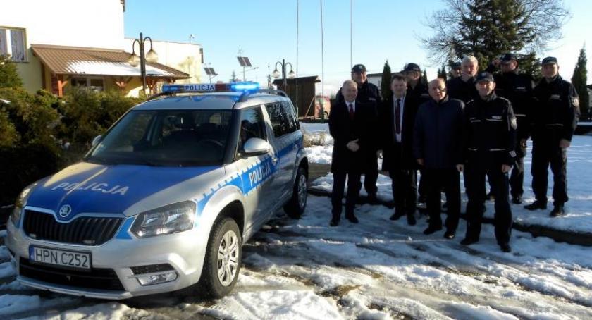 Policjanci z Liniewa z nowym radiowozem