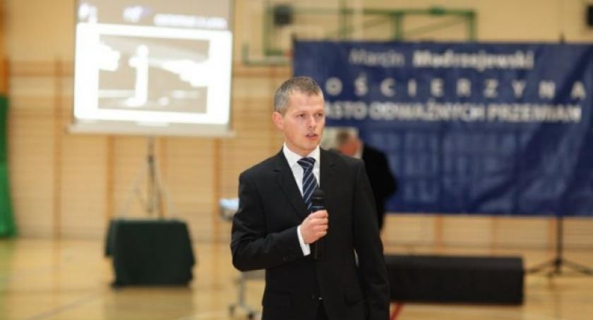 Modrzejewski wyzywa swoich kontrkandydatów
