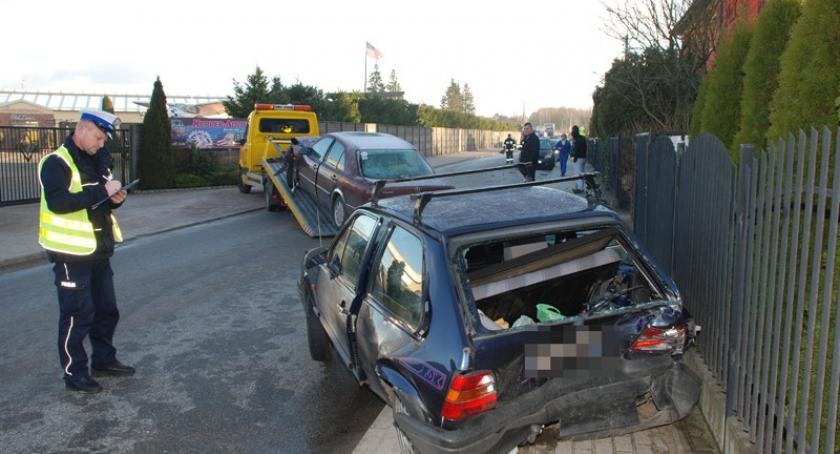 Kościerzyna. 18-latek mercedesem skasował dwa zaparkowane samochody