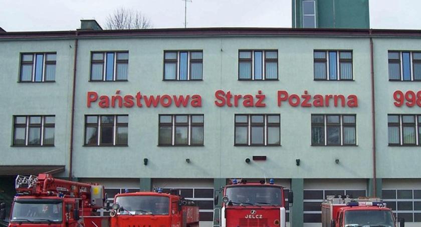 Doszczętnie spłonął samochód w garażu