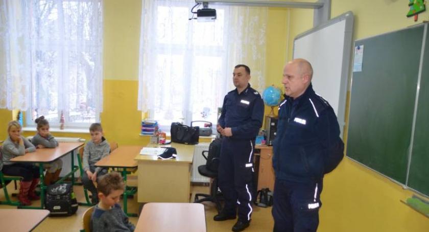 Policjanci z dziećmi o bezpiecznych feriach