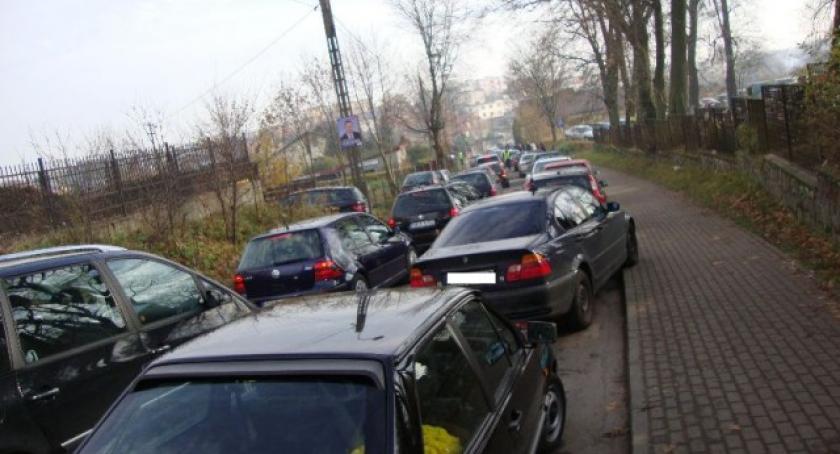 Tłok i korki przy cmentarzach