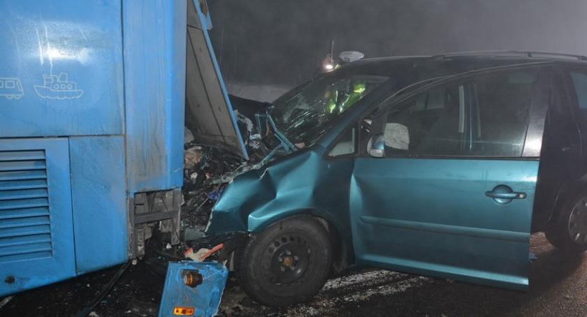 Nowy Klincz. VW Touran uderzył w tył autobusu