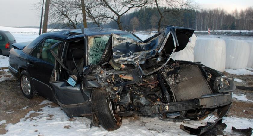 Skorzewo. Mercedesem uderzył w drzewo