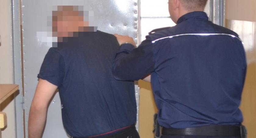 Był odurzony narkotykami. Prowadził samochód, choć nie miał prawa jazdy