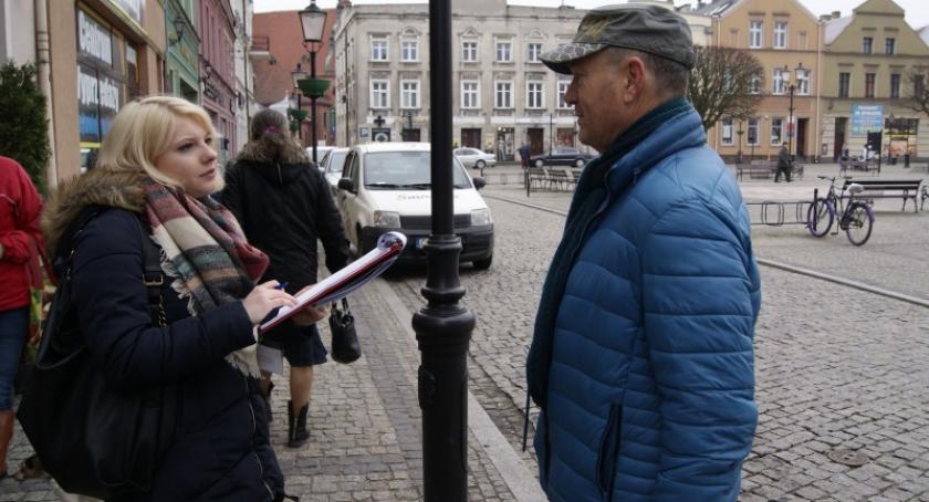 Kościerzyna. Studenci z mieszkańcami rozmawiali o bezpieczeństwie