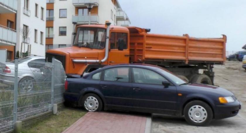 Kościerzyna. Nie zaciągnął ręcznego. Ciężarówka staranowała trzy auta i ogrodzenie