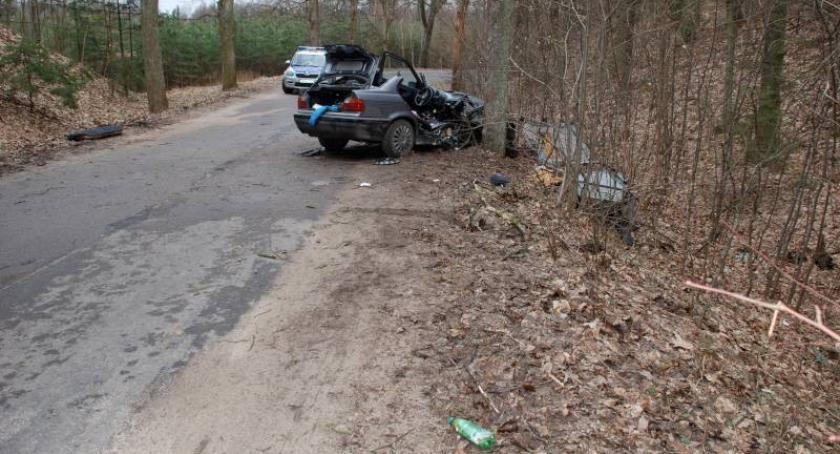 Kobyle - Góra. BMW rozbiło się na drzewie - trzy osoby w szpitalu