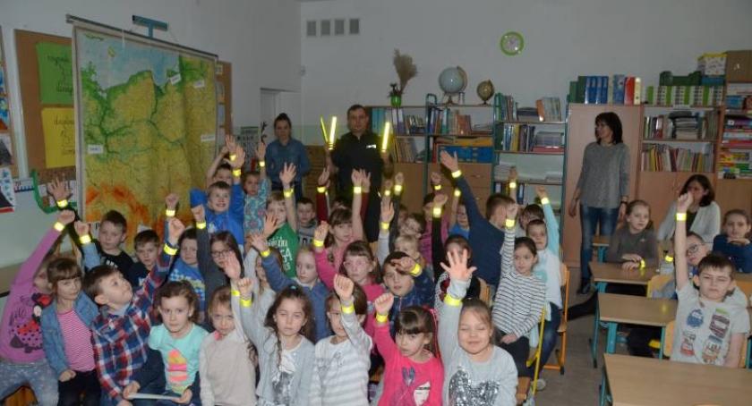 Bądź widoczny na drodze - policjanci edukowali najmłodszych