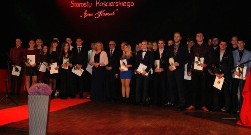 Najzdolniejsi uczniowie nagrodzeni. Stypendia Starosty Kościerskiego rozdane