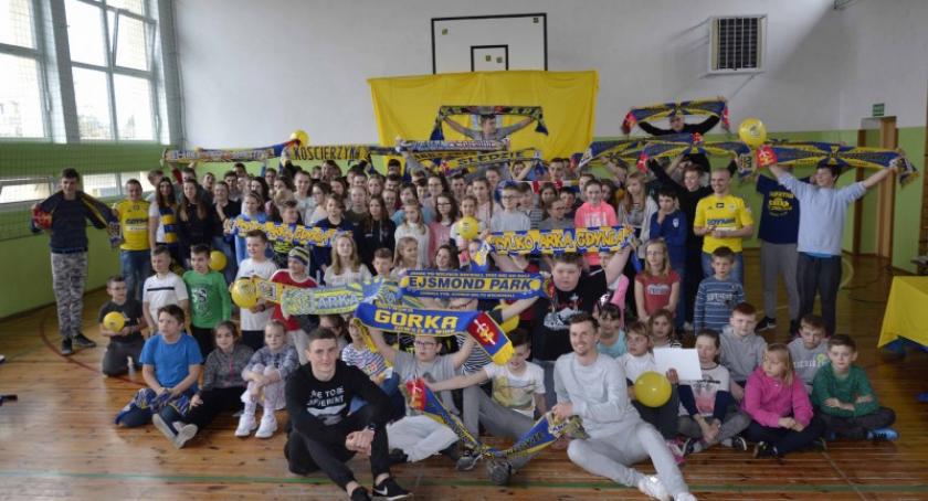 Piłkarze Arki Gdynia odwiedzili uczniów kościerskich szkół