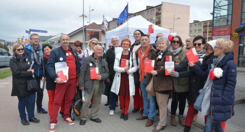 Przedstawiciele KOD-u w Kościerzynie - rozdawali i czytali Konstytucję
