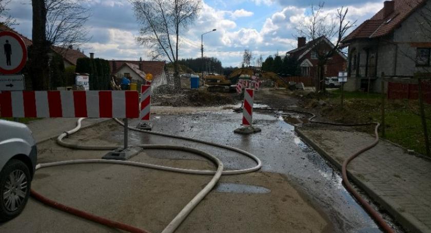 Kościerzyna. Na ulicy Cegielni doszło do rozszczelnienia rury z gazem - ewakuowano około 100 osób