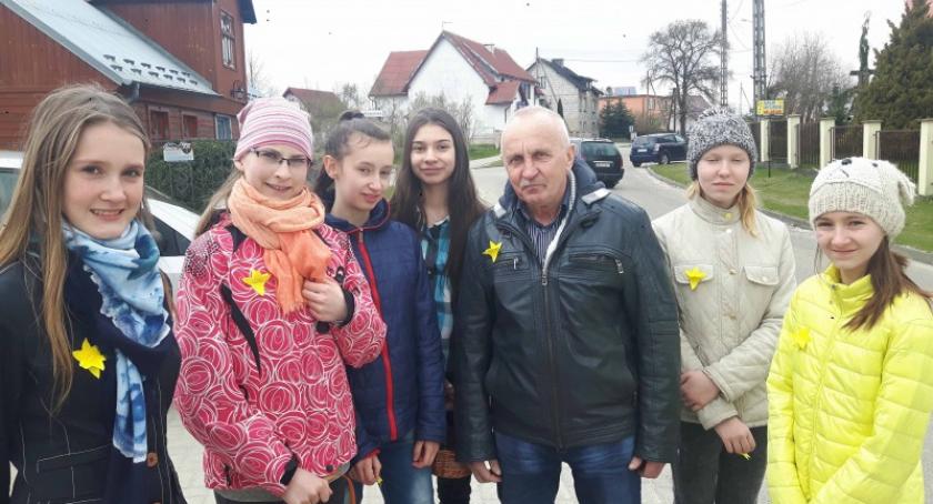 Dziemiany. Uczcili bohaterów powstania w getcie warszawskim. Rozdawali żonkile