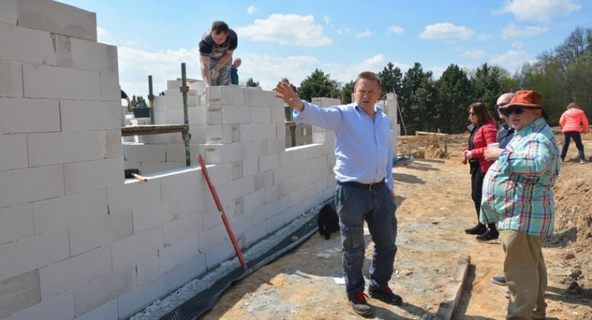 W czynie społecznym chwycili za kielnie - powstaje nowy dom dla Burych Misiów