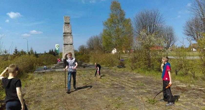 Harcerze porządkowali teren wokół pomnika upamiętniającego 