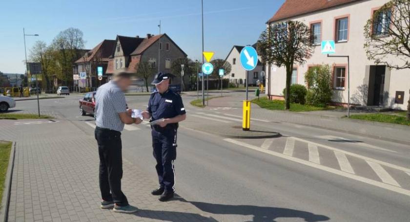 Policjanci zachęcają do korzystania z aplikacji 