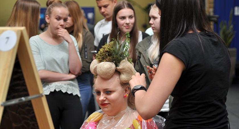 Upięcia wierszem i warzywem inspirowane - przyszłe mistrzynie fryzjerstwa rywalizowały o Złotą Szpilkę
