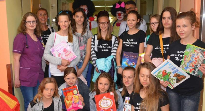 Zabawa z klaunami i prezenty od uczniów dla małych pacjentów kościerskiego szpitala
