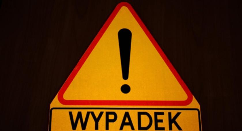 Lubań. Seatem rozbił się na drzewie - sam pojechał do szpitala