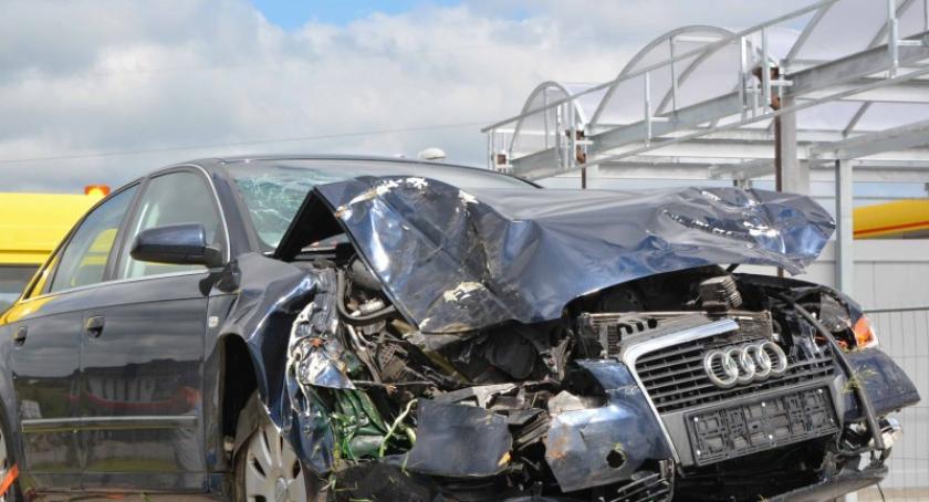 Skorzewo. Audi uderzyło w Alfę Romeo - kobieta w ciąży i trójka dzieci w szpitalu
