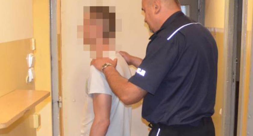 Nietrzeźwy 17-latek kierował golfem, jego 32-letni pasażer znieważył policjantów