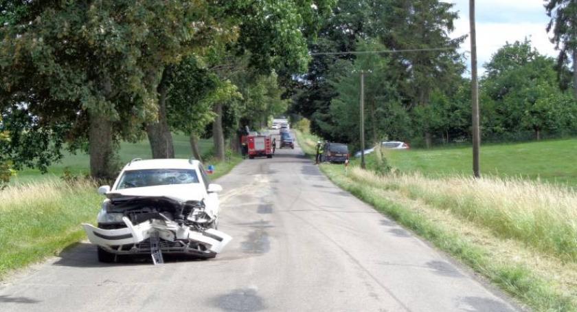 Sarnowy. VW Passat najechał na tył sharana - dwie osoby w szpitalu