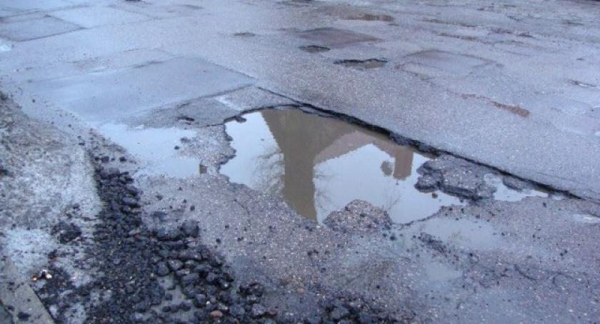 Śnieg stopniał, pojawiły się dziury