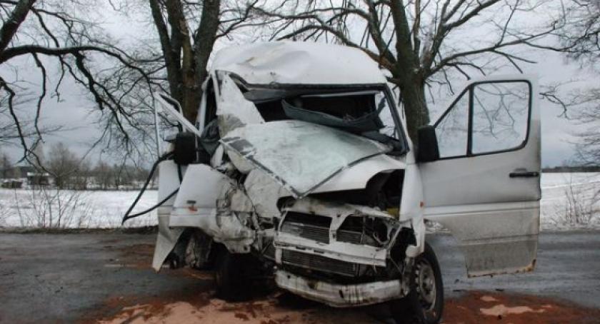 Wypadek w Raduniu. Kierowca uderzył w drzewo