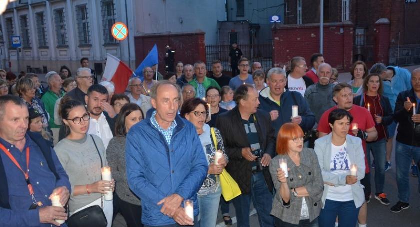 Coraz więcej osób protestuje przeciw upolitycznieniu sądów