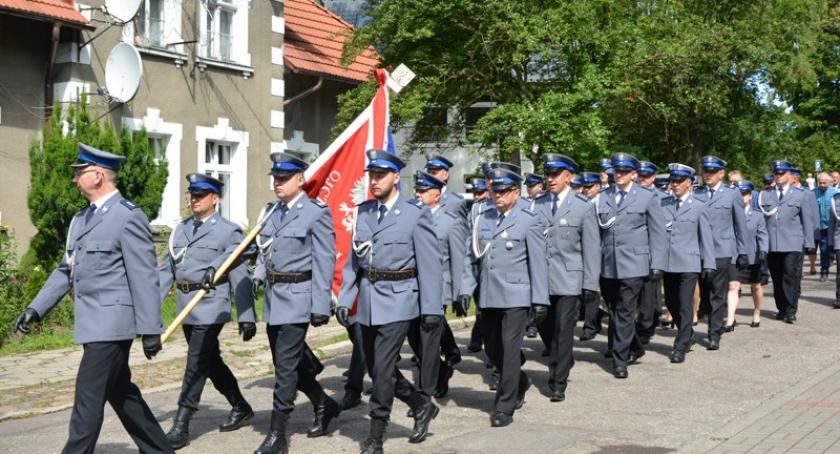 Święto kościerskiej policji pod znakiem awansów, podziękowań i pamięci o poległych policjantach