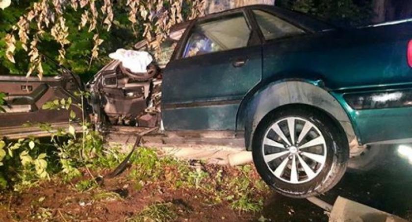 Płachty. Jechał kradzionym audi i uderzył w drzewo - 41-latek zmarł w szpitalu