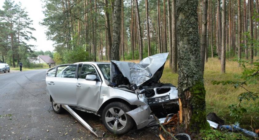 Olpuch. BMW rozbiło się na drzewie