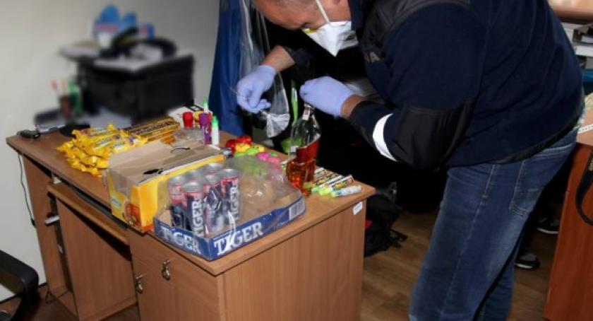 Włamywali się do sklepów, mieszkań i samochodów. Trzej włamywacze w rękach policji