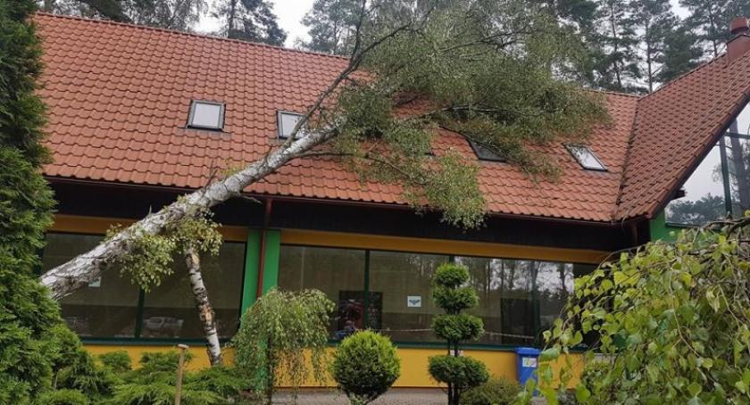 Trwa szacowanie szkód po nawałnicy - z jej skutkami nadal walczą służby