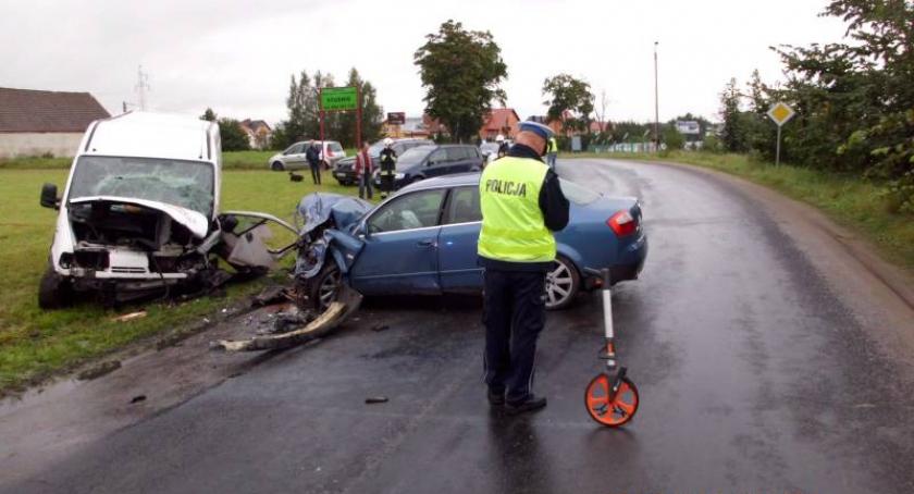 Kościerzyna Wybudowanie. Czołówka audi z dostawczym renault