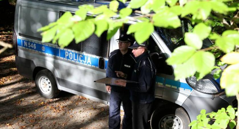 Wypadek podczas konwoju - przestępca zbiegł. Policjanci ruszyli w pościg