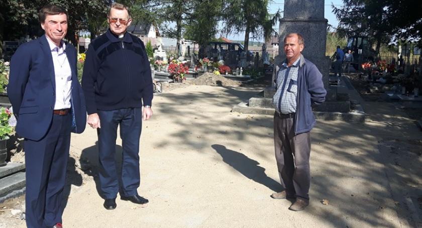 Alejki na cmentarzu w Karsinie prawie gotowe