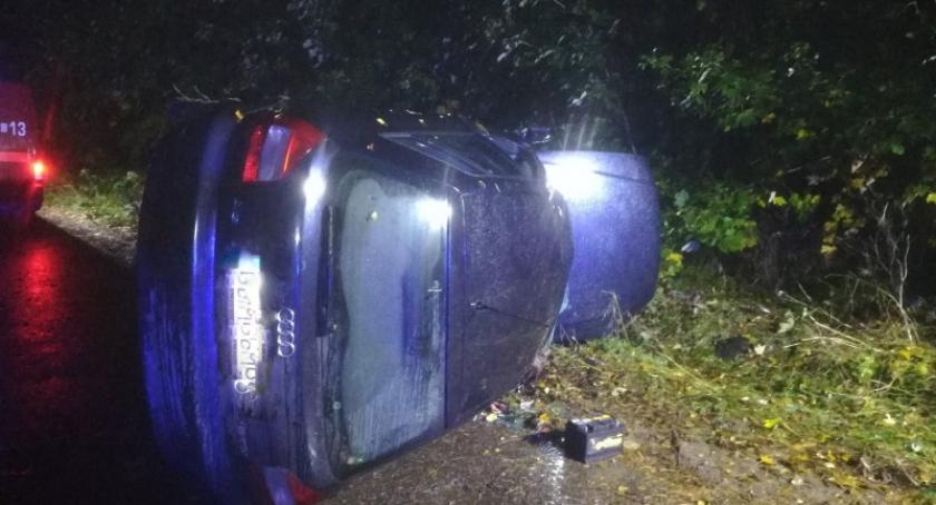 Wiele. Audi, którym podróżowało trzech mężczyzn, uderzyło w drzewo. Wszyscy byli nietrzeźwi