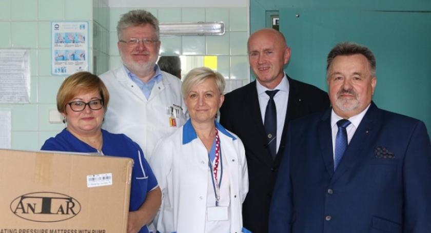 Lions Club Kościerzyna z darami w kościerskim szpitalu